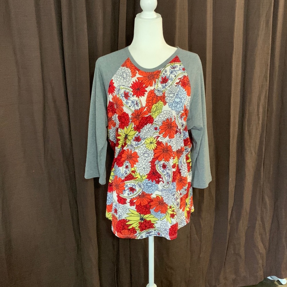 🌈Bundle any 3 items under $10 & I will offer for $10 LuLaRoe Randy tee